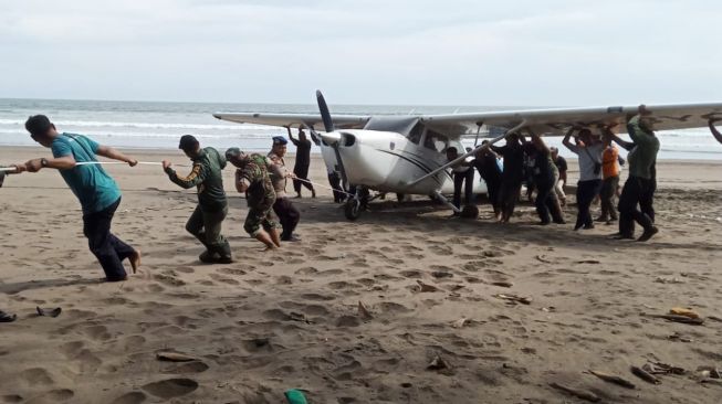 Pesawat Cessna PK 172 Mendarat Darurat di Pantai Ngagelan Banyuwangi