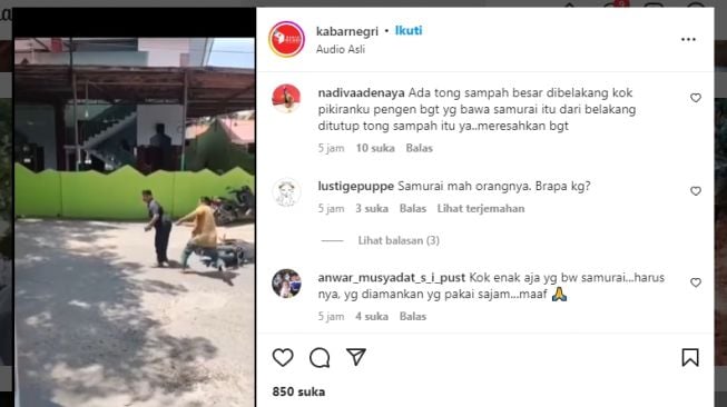 Dua Pria Berduel Depan Masjid, Satu Bawa Samurai, yang Lainnya Balok Kayu, Warganet: Kebal