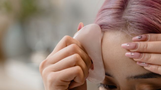 Alat Pijat Gua Sha Modern Bisa Bantu Bantu Penyerapan Skincare dengan Hasil Maksimal, Apa Iya?