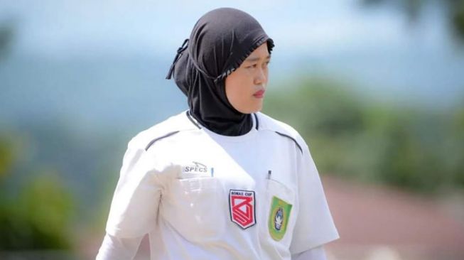 Mitra Coriena Syumanja Wasit Wanita Berhijab di Bonas Cup 2022. [Ist]