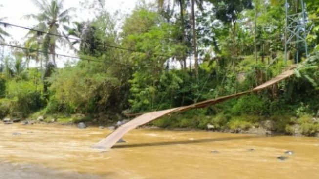 Saat Kelompok Murid Terakhir Melintas, Jembatan Gantung Ambruk