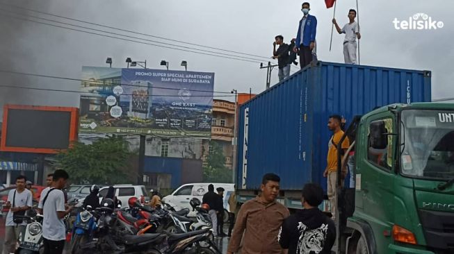 Mahasiswa di Kendari Sandera Truk Kontainer Blokade Jalan, Tolak Penaikan BBM Bersubsidi