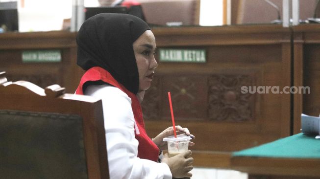 Medina Zein saat manjelani sidang di Pengadilan Negeri Jakarta Selatan, Senin (5/9). [Suara.com/Oke Atmaja]