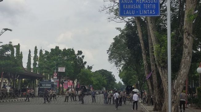 Polisi blokade Jalan POM IX atau depan kantor DPRD Sumatera Selatan atas demonstrasi mahasiswa tolak kenaikan harga BBM subsidi di Palembang, Sumatera Selatan, Senin (5/6/2022) (ANTARA/M Riezko Bima Elko P/22)