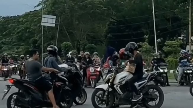 Viral Video Pengendara di Pontianak Nekat COD di Tengah Perempatan Lampu Merah, Netizen Dibuat Geleng Kepala