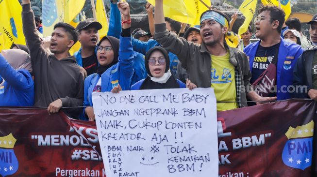 Massa Mahasiswa membawa poster saat menggelar aksi unjuk rasa menolak kenaikan harga BBM di kawasan Silang Monas, Jakarta Pusat, Senin (5/9/2022). [Suara.com/Alfian Winanto]