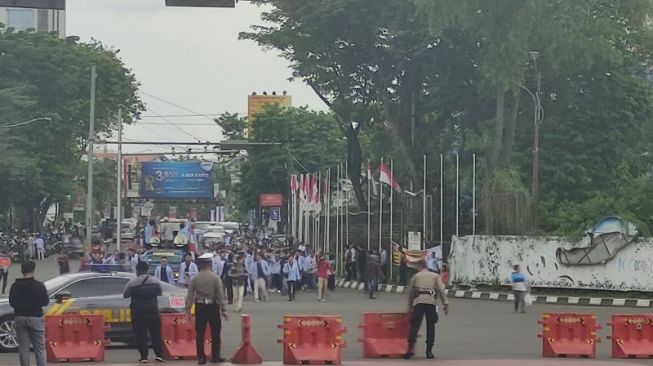 Mahasiswa Aksi Tolak Kenaikan Harga BBM di Palembang, Polisi Blokade Jalan Menuju Kantor DPRD Sumsel