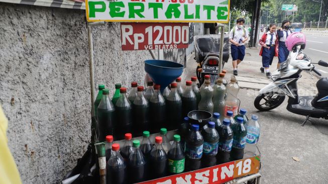 Lapak bensin eceran milik Yono di kawasan Gunung Sahari, Jakarta Pusat, Senin (5/9/2022). [Suara.com/Alfian Winanto]