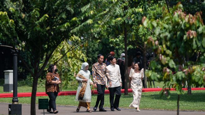 Presiden Joko Widodo (tengah) didampingi Ibu Negara Iriana Joko Widodo (kedua kiri) dan Presiden Filipina Ferdinand Romualdez Marcos Jr (kedua kanan) didampingi Ibu Negara Louise Araneta Marcos berjalan menuju veranda di Istana Kepresidenan Bogor, Jawa Barat, Senin (5/9/2022). [ANTARA FOTO/Sigid Kurniawan/aww]