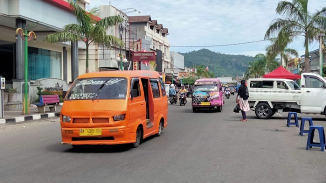 Keluh Kesah Sopir Angkot di Padang Usai Harga BBM Naik: Tarif Ikut Naik, Penumpang Sepi