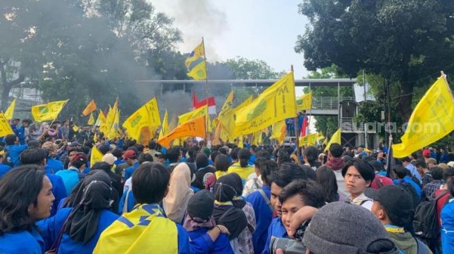 Massa gabungan GPI, HMI dan PMII menggelar aksi demo tolak BBM naik di kawasan Patung Kuda, Monas, Jakarta Pusat, Senin (5/9/2022). [Suara.com/Yaumal Asri Adi Hutasuhut]