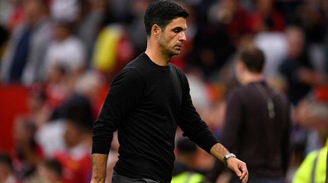 Arsenal coach Mikel Arteta's expression after the English Premier League soccer match between Manchester United and Arsenal at Old Trafford Stadium, Manchester, England, Sunday (4/9/2022). [Oli SCARFF / AFP]