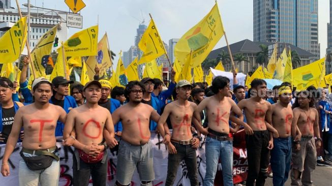 Gelombang Demo Mahasiswa Tolak Kenaikan BBM, Ricuh Dekat Istana Hingga Duduki Ruang Sidang DPRD