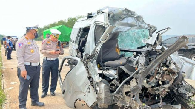 Kecelakaan Maut di Tol Semarang - Batang Tewaskan 7 Orang, Begini Penampakan Toyota HiAce Ringsek