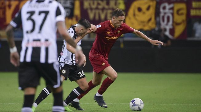 Gelandang AS Roma, Nemanja Matic coba melewati hadangan pemain Udinese dalam laga pekan kelima Liga Italia 2022/2023 di Dacia Arena, Senin (5/9/2022) dini hari WIB. [Twitter/@ASRomaEN]