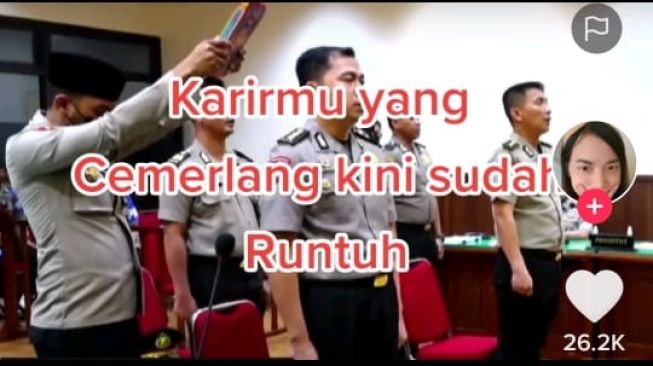 Tangkapan layar video n, ada 6 perwira polisi yang turut dipecat dalam sidang Komisi Etik Polri (KEP) karena diduga menghalangi proses penyidikan atau "obstruction of justitce". Mirisnya, salah satu dari 6 perwira yang dipecat itu ada yang pernah menjadi lulusan terbaik Akademi Kepolisian atau penerima Adhi Makayasa pada tahun 2010, Irfan Widyanto. [TikTok/@Appryani]