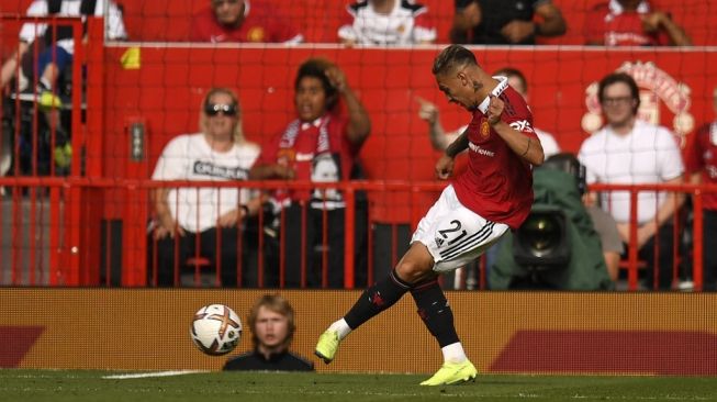 Winger Manchester United, Antony melepaskan umpan pada pertandingan Liga Inggris kontra Arsenal di Old Trafford, Manchester yang rampung Senin (5/9/2022) dini hari WIB. [Oli Scarff / AFP]