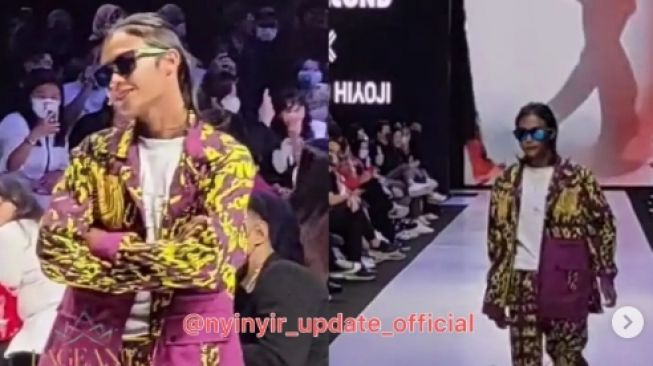 Tak Jalan di Zebra Cross Lagi, Bonge Tampil di Catwalk Bergengsi JF3 Fashion Festival