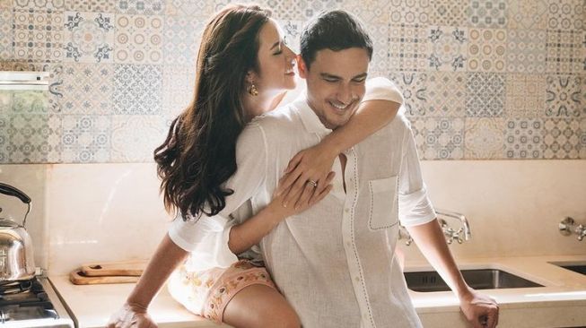 Pamer Foto Mesra di Dapur, Ini 5 Potret Anniversary Raisa dan Hamish Daud yang Super Romantis