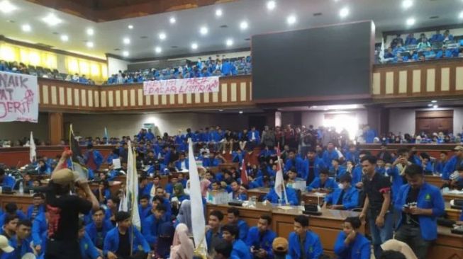 Mahasiswa Demo Tolak Kenaikan Harga BBM Kuasai Ruang Paripurna DPR Aceh