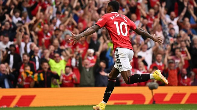 Striker Manchester United Marcus Rashford berselebrasi usai mencetak gol saat pertandingan sepak bola Liga Premier Inggris antara Manchester United dan Arsenal di Stadion Old Trafford, Manchester, Inggris, Minggu (4/9/2022). [Oli SCARFF / AFP]