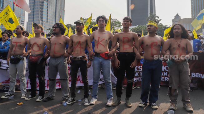 Massa Mahasiswa bergandengan tangan saat menggelar aksi unjuk rasa menolak kenaikan harga BBM di kawasan Silang Monas, Jakarta Pusat, Senin (5/9/2022). [Suara.com/Alfian Winanto]