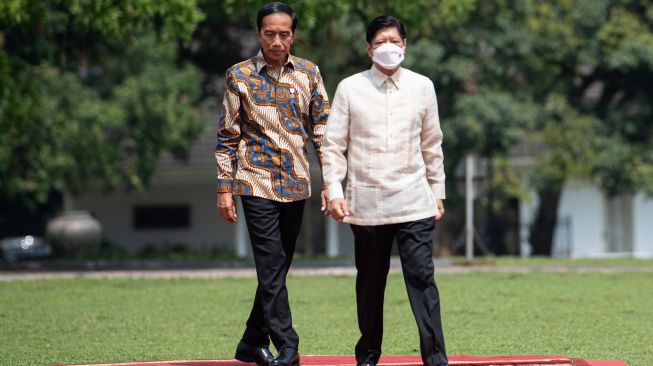 Presiden Joko Widodo (kiri) dan Presiden Filipina Ferdinand Romualdez Marcos Jr berjalan untuk memeriksa pasukan kehormatan saat kunjungan kenegaraan di Istana Kepresidenan Bogor, Jawa Barat, Senin (5/9/2022). [ANTARA FOTO/Sigid Kurniawan/aww]