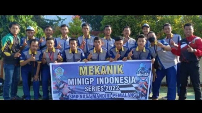 FIM MiniGP Indonesia Series 2022 melibatkan siswa SMK untuk mendapatkan pengalaman sebagai mekanik di dunia balap. Mereka akan bertugas sebagai asisten mekanik pada dua seri pertama di Sirkuit Bukit Peusar, Tasikmalaya, Jawa Barat, 3-4 September 2022) [ANTARA/HO-FIM MiniGP Indonesia]