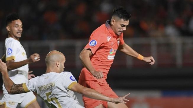 Penyerang Borneo FC Matheus Pato harus berjuang ekstra untuk melewati pemain belakang Dewa United pada pertandingan Liga 1 di Stadion Segiri Samarinda (Media Officer Borneo FC)