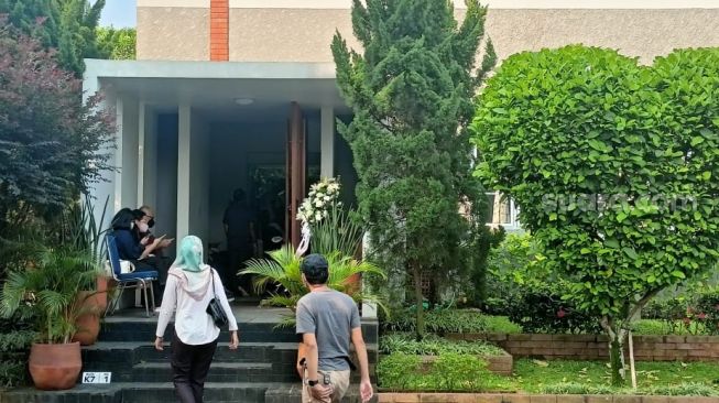 Suasana di Rumah Duka suami Dee Lestari, Reza Gunawan di BSD, Tangerang Selatan pada Selasa (6/9/2022) [Suara.com/Rena Pangesti]