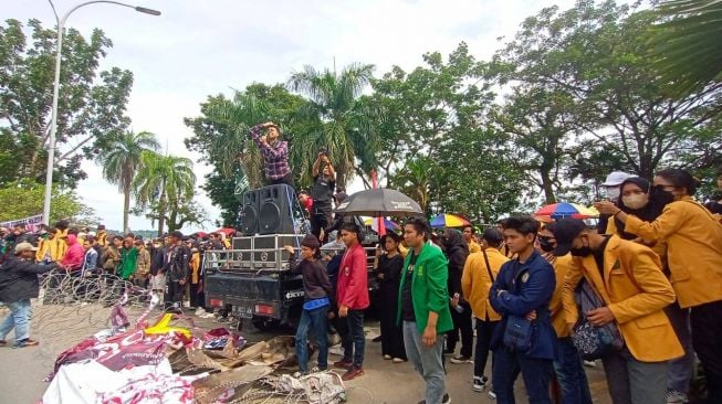 Demo Depan Kantor Gubernur Kaltim, Mahasiswa Minta Pemerintah Basmi Mafia Migas