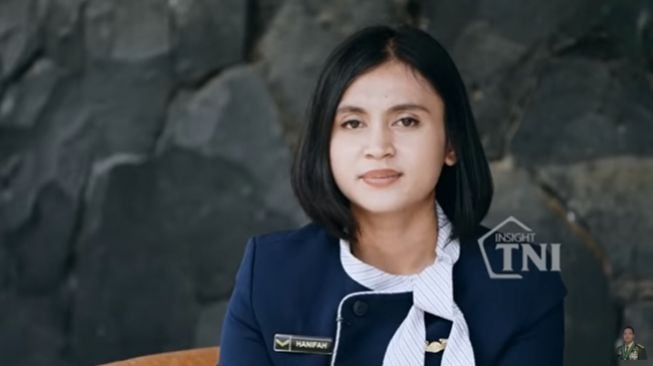 Pramugari VIP TNI AU, Serda Hanifah S Putri, yang mengaku canggung saat menjalani misi dengan Panglima TNI, Jenderal Andika Perkasa. (YouTube/Jenderal TNI Andika Perkasa)