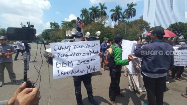 Penampakan massa pengunjuk rasa tolak kenaikan BBM di kawasan Patung Kuda, Jakarta Pusat. (Suara.com/Yaumal)