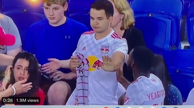 Gendang New York Red Bulls Dru Yearwood dikecam setelah dengan sengaja menendang bola ke arah tribun penonton. (Twitter)