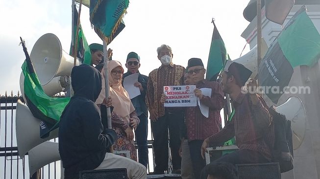 Usai Walkout dari Paripurna DPR, Sejumlah Legislator Fraksi PKS Temui Massa Demo: Kami Juga Menolak BBM Naik