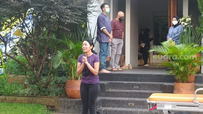 Dee Lestari di rumah duka kawasan BSD, Tangerang Selatan pada Selasa (6/9/2022) [Suara.com/Rena Pangesti]