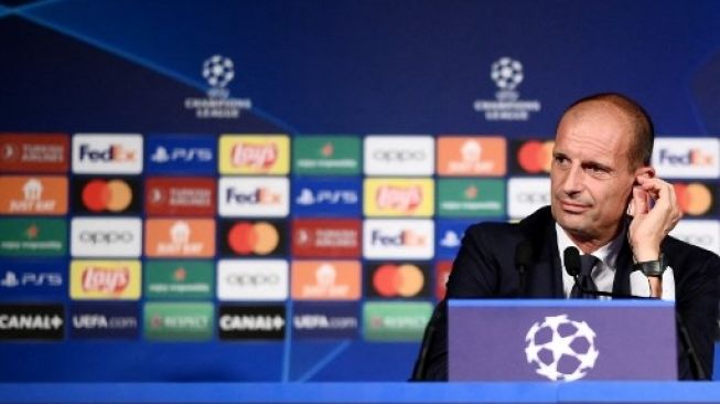 Pelatih Juventus Massimiliano Allegri hadiri jumpa pers jelang pertandingan perdana Grup H Liga Champions kontra PSG di Parc des Princes, Senin (5/9/2022). [AFP]