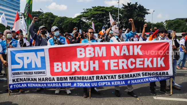 Massa Buruh saat menggelar aksi unjuk rasa di depan Gedung DPR RI, Senayan, Jakarta Pusat, Selasa (6/9/2022). [Suara.com/Alfian Winanto]