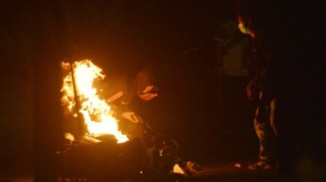 Unjuk rasa mahasiswa menolak kenaikan harga Bahan Bakar Minyak (BBM) tersebut berujung bentrok dan sejumlah mahasiswa diamankan. ANTARA FOTO/Abriawan Abhe/wsj.