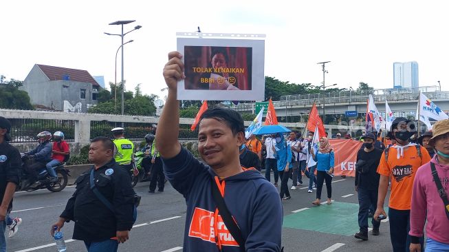 Deretan Aksi Buruh saat Demo Kenaikan Harga BBM: Dorong Motor sampai Bawa Gambar Puan Nangis