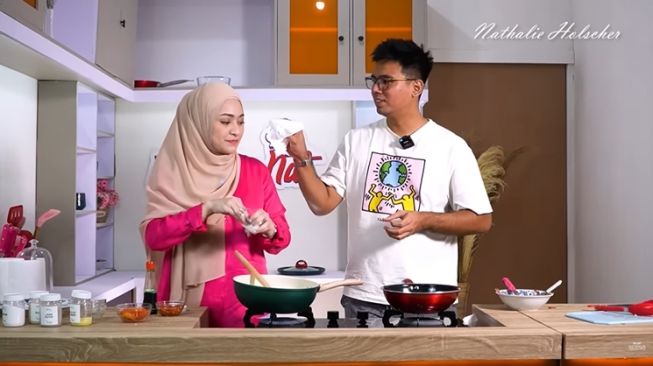 Makin Lengket, Ini 10 Momen Akrab Nathalie Holscher Masak Bareng Frans Faisal