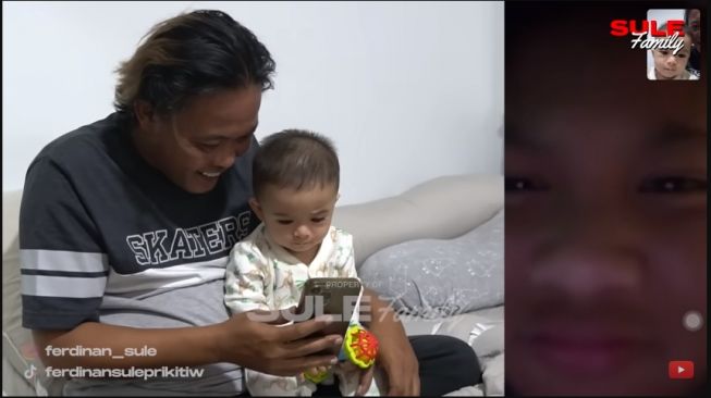 Kebersamaan Sule dan baby Adzam (Youtube/Sule Family)