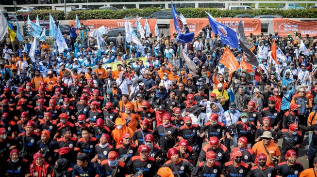 Tolak UU Cipta Kerja, 5 Ribu Massa Buruh hingga Mahasiswa Geruduk Gedung DPR RI