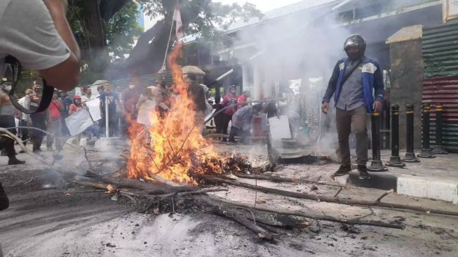 Pedagang Buku Lapangan Merdeka Medan Protes, Bakar Ranting Pohon-Tutup Sebagian Jalan