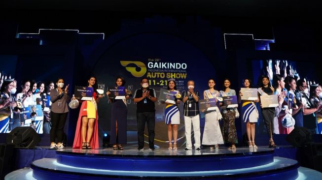 Malam Penobatan Miss Auto Show GIIAS 2022. Tampak Elisabeth Chintya (tengah) bersama Ketua Umum Gaikindo Yohannes Nangoi (kanan) dan Rizwan Alamsjah, Ketua III Gaikindo dan Ketua Pameran Gaikindo (kiri) di ICE BSD City (27/8/2022) [Gaikindo/Seven Events].