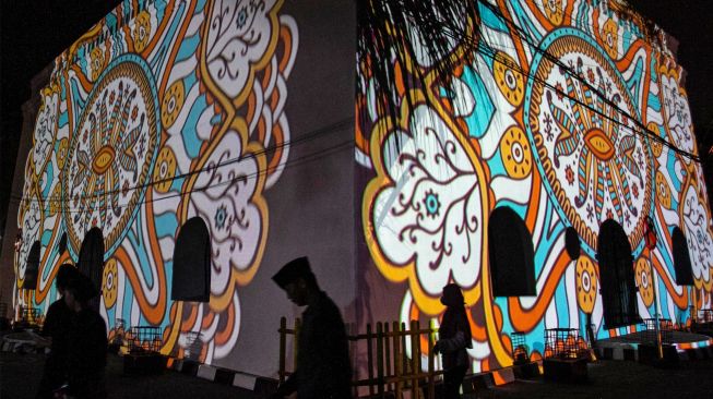 Warga melihat video mapping di Panggung Krapyak, Bantul, DI Yogyakarta, Senin (5/9/2022). [ANTARA FOTO/Hendra Nurdiyansyah/rwa]