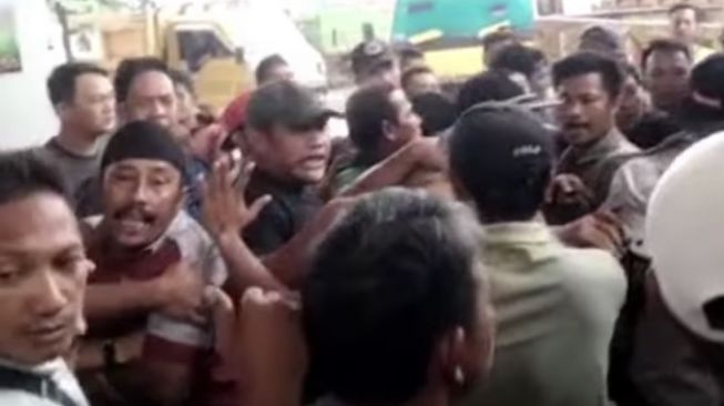 Video Sopir Truk dan Oknum Tangki Ricuh di SPBU Nusapati Mempawah, Netizen: Awasi Pihak Terkait Pak Jokowi