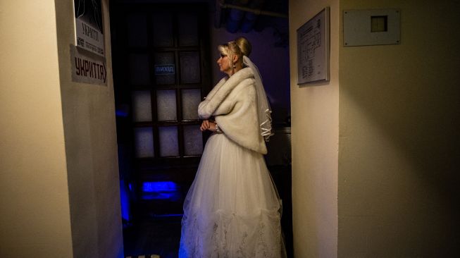 Seorang aktris menunggu untuk naik dan tampil ke panggung di Teater Drama Mykolaiv di Mykolaiv, Ukraina, Kamis (25/8/2022). [Dimitar DILKOFF / AFP]