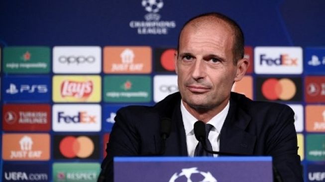 Pelatih Juventus Massimiliano Allegri hadiri jumpa pers jelang pertandingan perdana Grup H Liga Champions kontra PSG di Parc des Princes, Senin (5/9/2022). [AFP]