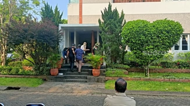 Suasana di Rumah Duka suami Dee Lestari, Reza Gunawan di BSD, Tangerang Selatan pada Selasa (6/9/2022) [Suara.com/Rena Pangesti]